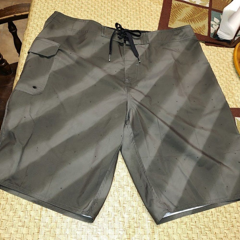 New Tavik Green Boardshorts Size Men's 34